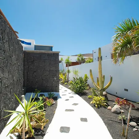 Botanica - Spacious, Heated Pool And Bbq, Sunny Terrace, Garden & Mountain Views Villa Playa Blanca (Lanzarote)