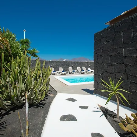 וילה Botanica - Spacious, Heated Pool And Bbq, Sunny Terrace, Garden & Mountain Views