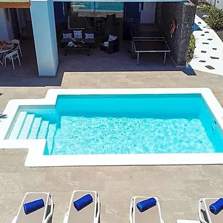 Botanica - Spacious, Heated Pool And Bbq, Sunny Terrace, Garden & Mountain Views Villa Playa Blanca