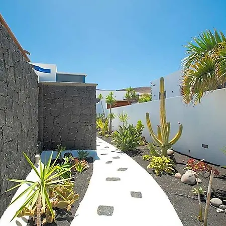 Botanica - Spacious, Heated Pool And Bbq, Sunny Terrace, Garden & Mountain Views Villa Playa Blanca