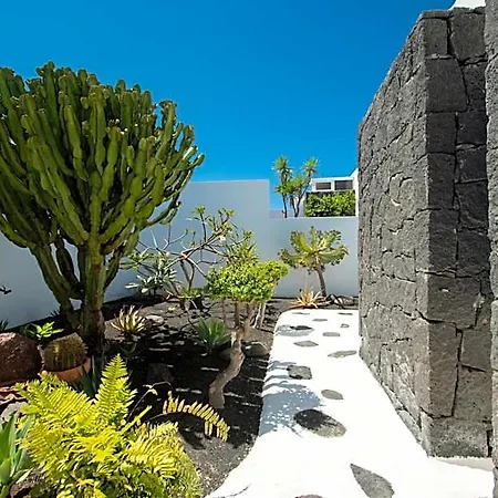 Botanica - Spacious, Heated Pool And Bbq, Sunny Terrace, Garden & Mountain Views Villa *