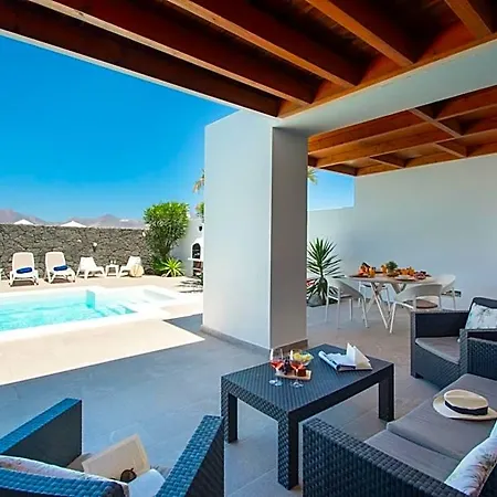 Botanica - Spacious, Heated Pool And Bbq, Sunny Terrace, Garden & Mountain Views Villa Playa Blanca