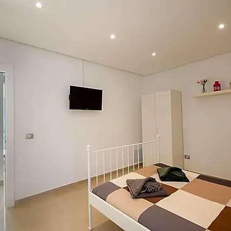 Villa Botanica - Spacious, Heated Pool And Bbq, Sunny Terrace, Garden & Mountain Views *