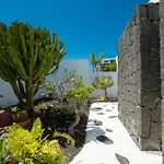 Botanica - Spacious, Heated Pool And Bbq, Sunny Terrace, Garden & Mountain Views Playa Blanca (Lanzarote)